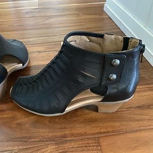 Earth footwear shootie